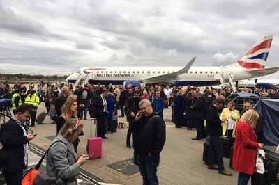 ロンドンの空港で催涙ガスか、27人が体調不良 一時閉鎖