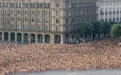 グリーンピースが、「スイス氷河のヌード・パレード」参加者を募集