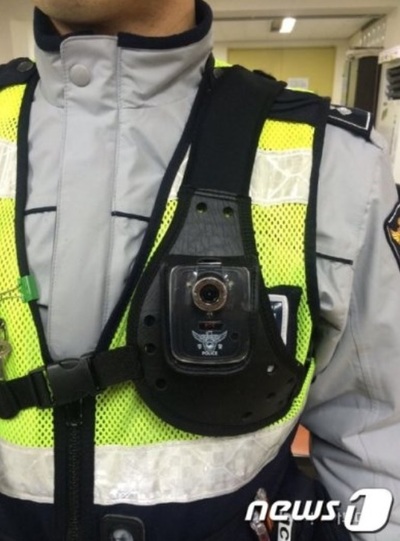 韓国の警察官、ボディーカメラを自前で購入…法的根拠なし
