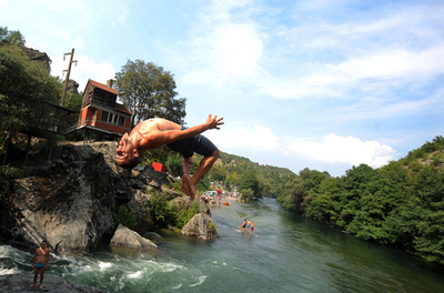 マケドニアの夏、川に飛び込む子どもたち