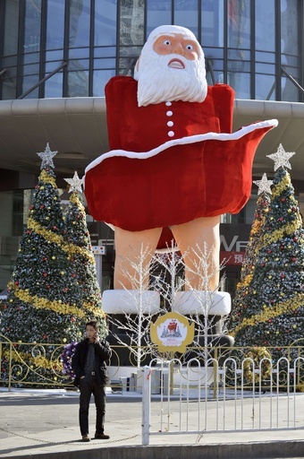 なぜマリリン？中国ショッピングモールの巨大サンタ像
