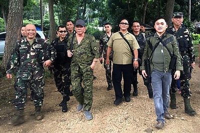 ドゥテルテ大統領、マラウィに近い軍駐屯地を電撃訪問 フィリピン