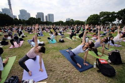 野外でのびのびリラックス、「ヨガフェスタ横浜2015」開幕