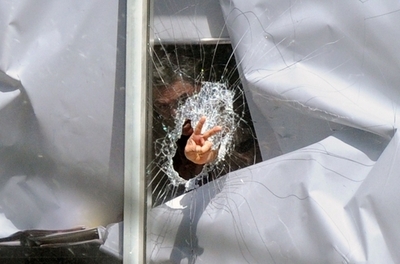 少女連れの男が法律事務所に立てこもる、警察が突入して逮捕