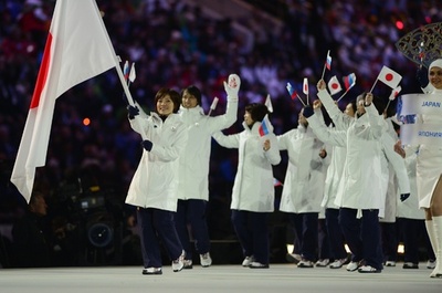 参加国が入場行進、日本は旗手の小笠原を先頭に ソチ五輪