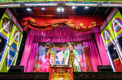 タイに残る京劇の一座、バンコクの夜を彩る