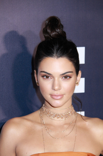 ケンダル・ジェンナー、ダイヤモンド・チョーカーに「首ったけ」