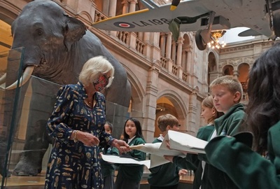 チャールズ皇太子夫妻 スコットランドで美術・博物館訪問