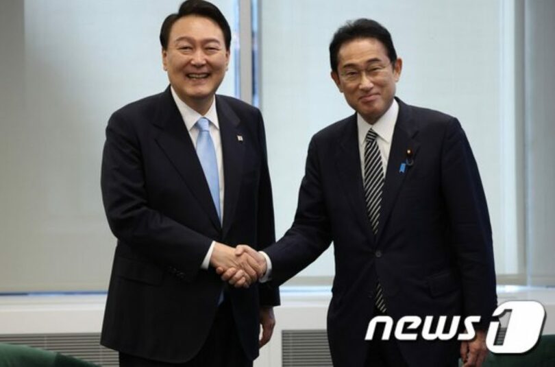 岸田首相（右）と握手する韓国のユン・ソンニョル（尹錫悦）大統領（大統領室提供）(c)news1