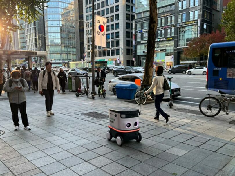 ソウルのテヘラン路で配達業務をするニュービリティーの自動運転ロボット「ニュービー」(c)KOREA WAVE