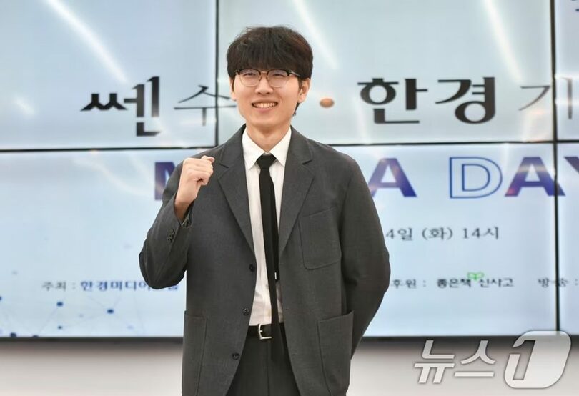 韓国棋院で囲碁AI「カタゴ」との対局を前にポーズを取るシン・ジンソ九段＝韓国棋院提供(c)news1