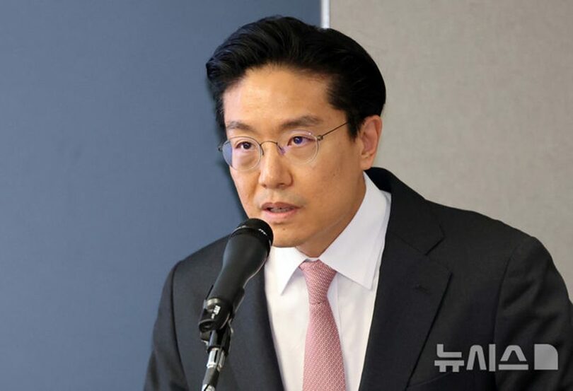 6日午後、記者懇談会で発言するチョン・インソク代表＝共同取材(c)NEWSIS