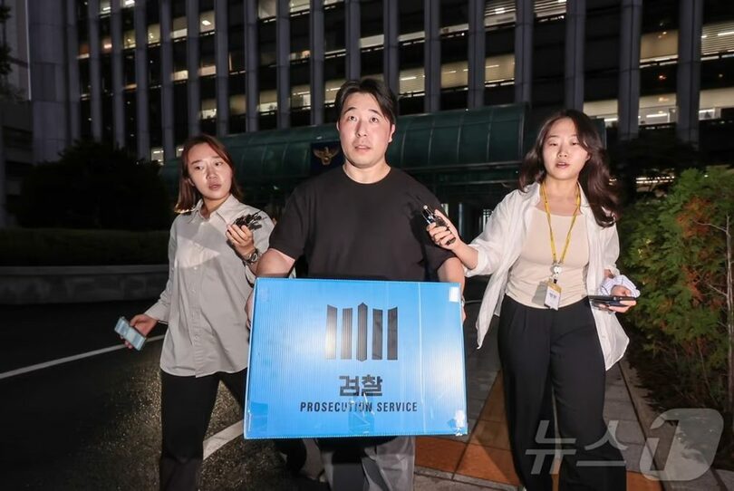 女子高校生殺害事件の捜査不備や証拠隠滅疑惑を調べるため、警察庁国家捜査本部の家宅捜索を終え、押収品を運ぶ検察関係者＝21日、ソウル市西大門区 (c)news1