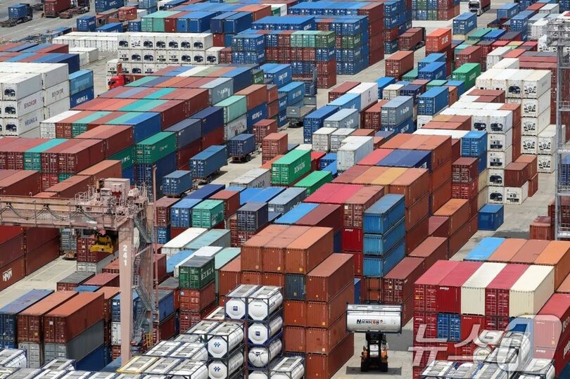 釜山港に山積みされたコンテナ(c)news1