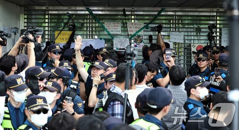 2日午後、国政調査特別委員会の開票所現地調査を前に、ソウル松坡区のオリンピック公園ハンドボール競技場で、警察が封鎖された出入り口を開放している(c)news1