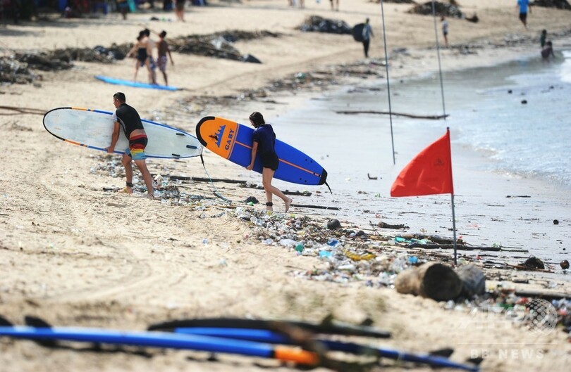 くつろぐにくつろげない…人気ビーチがごみだらけ インドネシア・バリ島