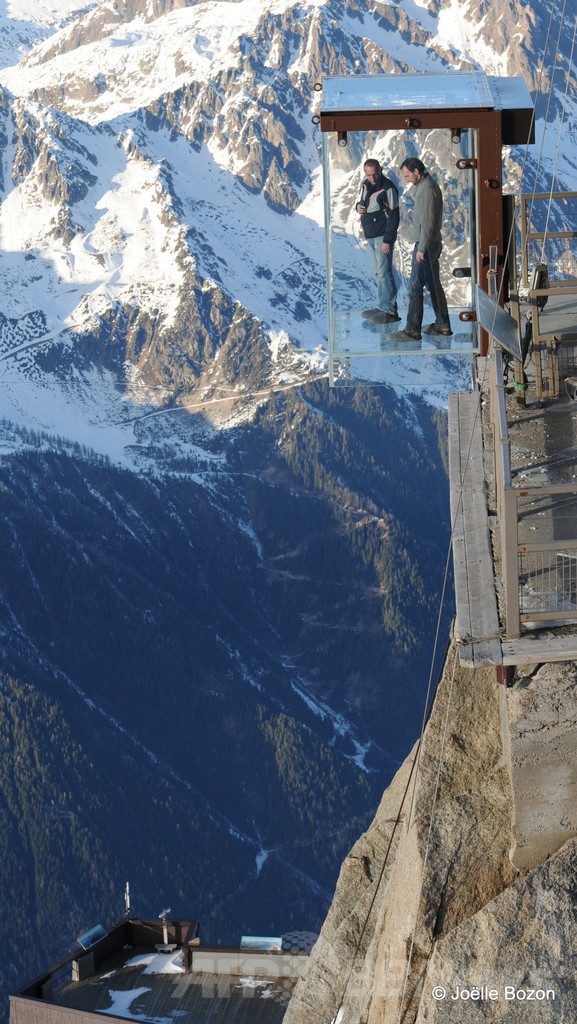 全面ガラス張りの展望台で空中散歩はいかが 仏アルプス頂上 写真2枚 国際ニュース Afpbb News