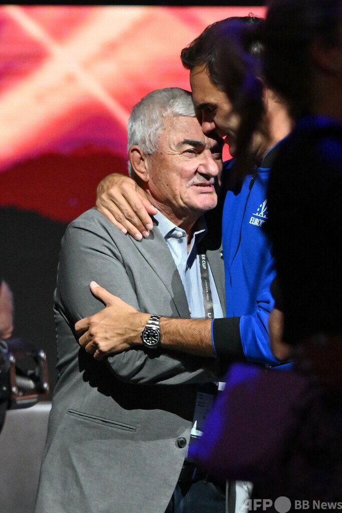 フェデラー、涙の現役引退 盟友ナダルとダブルスで幕