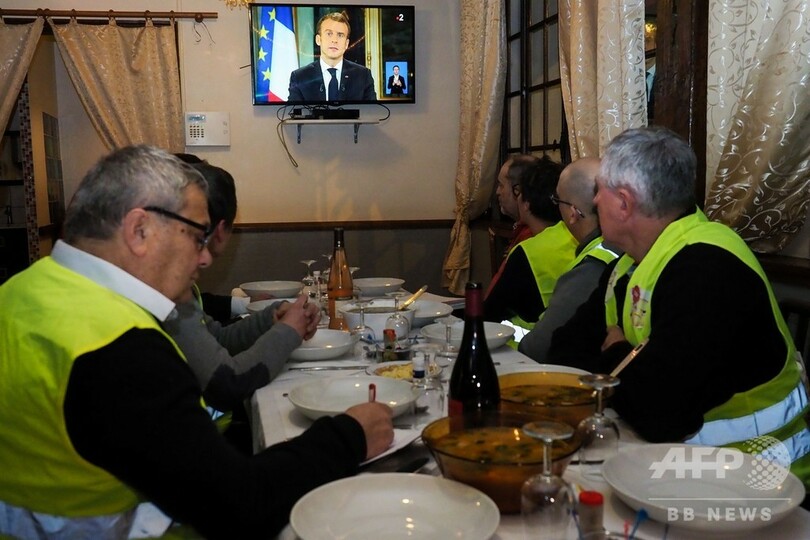 仏大統領、最低賃金引き上げを発表 デモ収束目指し演説