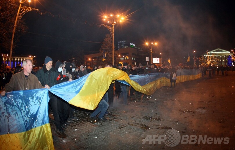 ウクライナ東部のデモで衝突、1人死亡