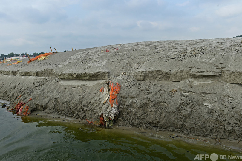 ガンジス川沿いの墓地、豪雨で遺骨露出か インド北部