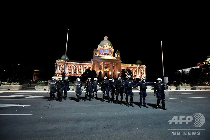 セルビア、外出制限を再導入へ 数千人が抗議デモ