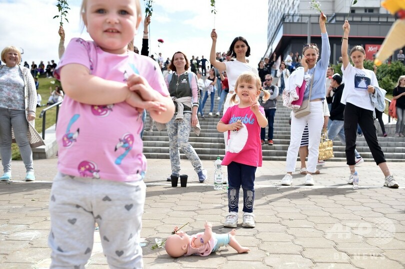 ベラルーシ、数千人が「人間の鎖」 選挙後の暴力に抗議