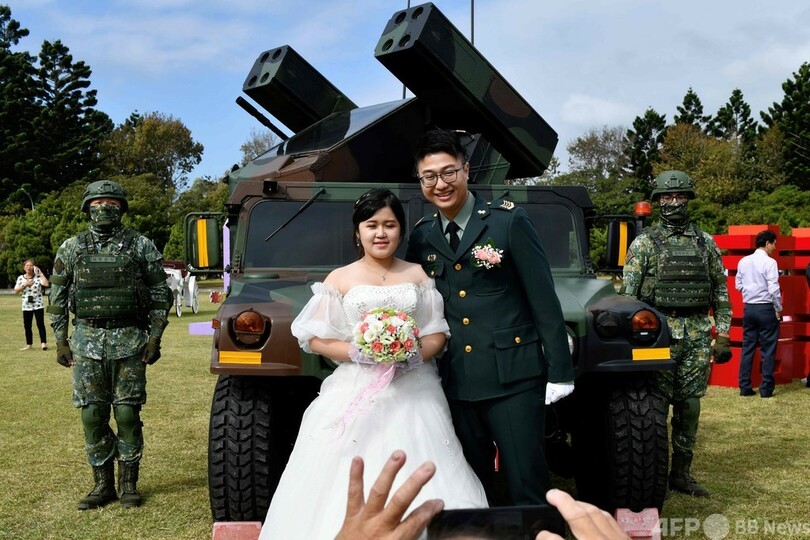 同性カップル、軍の合同結婚式に初参加 台湾