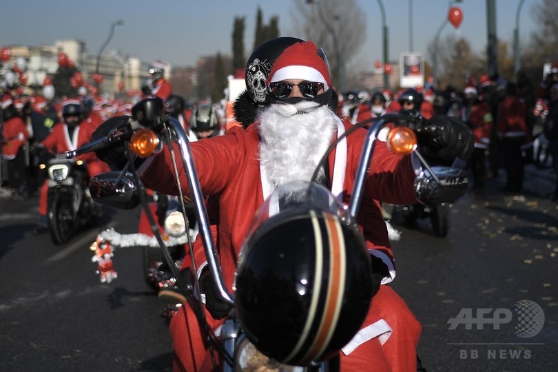 バイクに乗ったり壁を降りたり いろんな サンタ が大集合 イタリア 写真18枚 国際ニュース Afpbb News