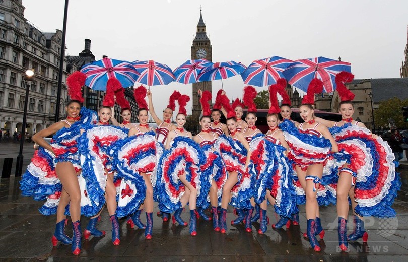 パリ老舗ムーラン ルージュの踊り子たち ロンドン市内でプロモーション 写真14枚 国際ニュース Afpbb News