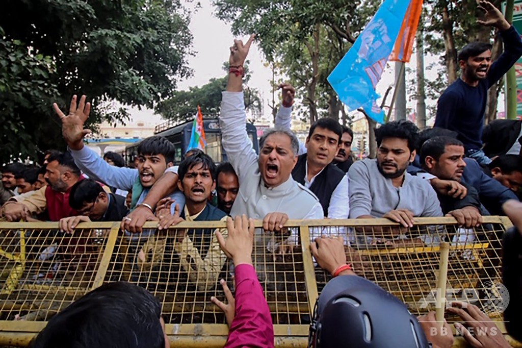 インド警察、レイプ被害訴え殺された女性の遺族に武器所持許可へ インド警察、レイプ被害訴え殺された女性の遺族に武器所持許可へ
