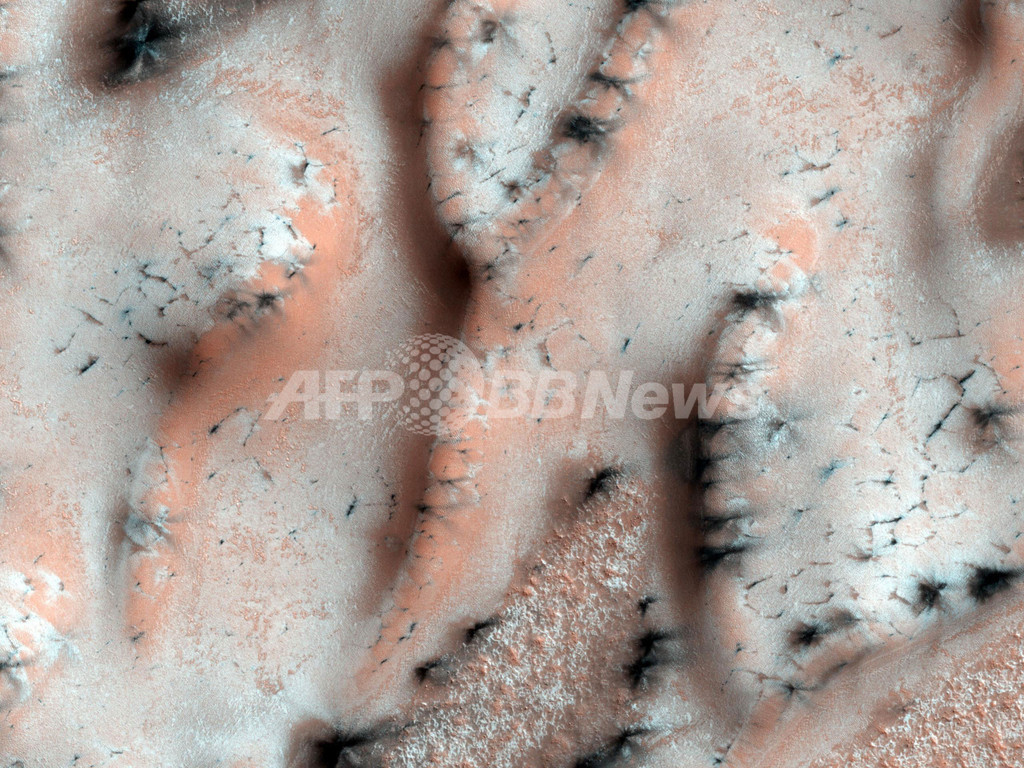 火星表面、玄武岩質砂流の堆積 火星表面、玄武岩質砂流の堆積