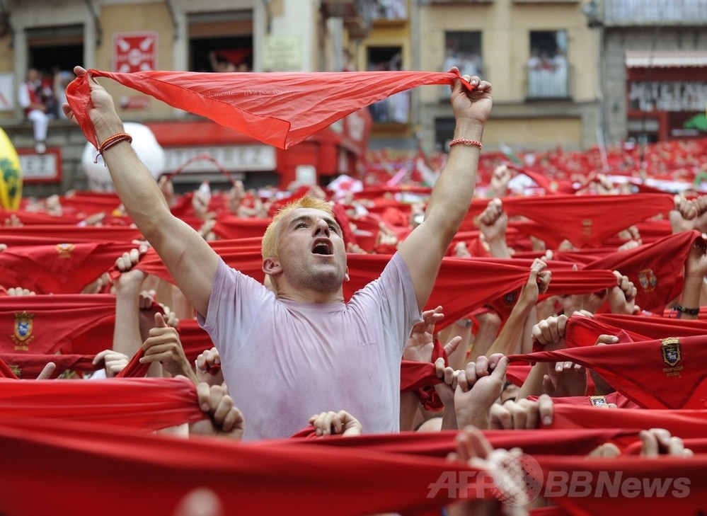 スペインの「牛追い祭り」開幕、ワインまみれで「万歳！」 写真18枚 国際ニュース：AFPBB News