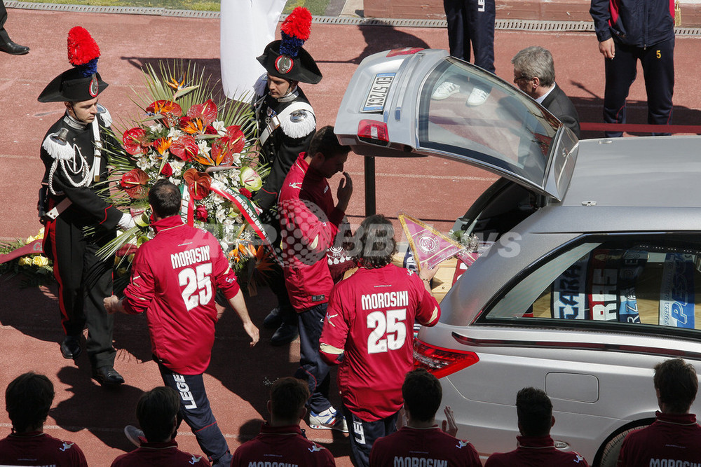 モロジーニの追悼式にサポーターら数千人が参列 写真15枚 国際ニュース：AFPBB News