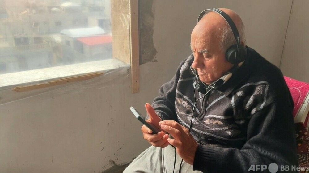 字幕：ラジオが貴重な情報源、インフラ壊滅のガザ地区