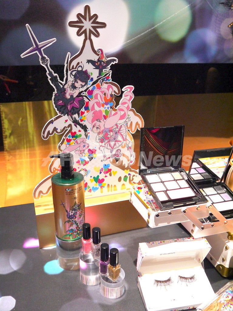 「シュウ ウエムラ」×村上隆、クリスマスコレクション発表イベント開催