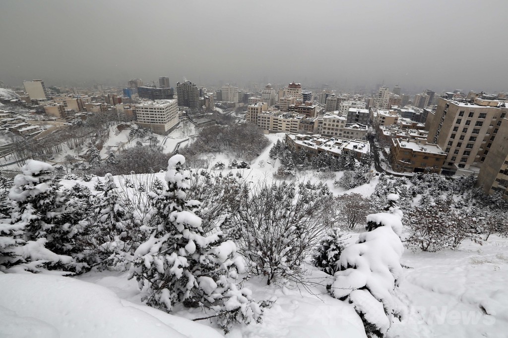 イラン北部に過去半世紀で最強の暴風雪、住民孤立