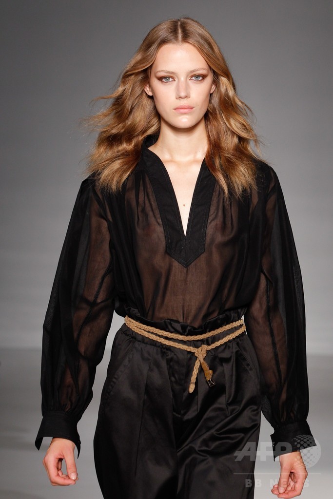 膝下丈のスカートでエレガントに、「ジル・スチュアート」15年春夏