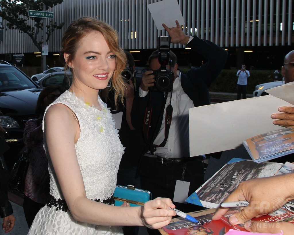 エマ・ストーン、ヴァリのドレスで主演映画のプレミア