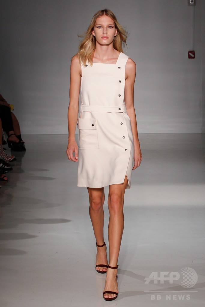 膝下丈のスカートでエレガントに、「ジル・スチュアート」15年春夏