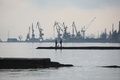 アゾフ海に面したウクライナの港湾都市マリウポリで犬を散歩させるカップル（2022年2月23日撮影、資料写真）。(c)Aleksey Filippov / AFP