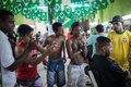 ブラジル・リオデジャネイロ（Rio de Janeiro）の理髪店で、後頭部にサッカー男子ブラジル代表のネイマール（Neymar da Silva Santos Junior）選手の肖像が施された男性（2014年6月27日撮影）。(c)AFP/YASUYOSHI CHIBA