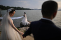 中国・湖北省武漢で、結婚式の前撮りをするカップル（2020年8月5日撮影）。(c)Hector RETAMAL / AFP