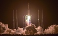 無人補給船「天舟2号」を搭載し、中国海南省の文昌衛星発射センターから打ち上げられた長征7号ロケット（2021年5月29日撮影）。(c)STR / AFP