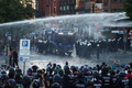 ドイツ北部ハンブルクで行われた、主要20か国・地域（G20）に抗議するデモの現場で、放水銃を使用する機動隊（2017年7月6日撮影）。(c)AFP/Odd ANDERSEN