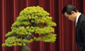 首相官邸での年頭の記者会見前に一礼する麻生太郎（Taro Aso）首相（2009年1月4日撮影）。(c)AFP/TOSHIFUMI KITAMURA