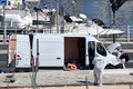 仏マルセイユで、バス停に衝突した車を捜索する警察官ら（2017年8月21日撮影）。(c)AFP/BERTRAND LANGLOIS