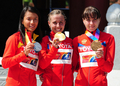 第13回世界陸上大邱大会（13th IAAF World Championships in Athletics Daegu）は31日、5日目の競技が行われ、女子20キロメートル競歩決勝でロシアのオリガ・カニスキナ（Olga Kaniskina）が1時間29分42秒で優勝し、大会3連覇を果たした。

表彰式でメダルを手にポーズをとる（左から）銀メダルを獲得した劉虹（Hong Liu）、金メダルを獲得したオリガ・カニスキナ、銅メダルを獲得したアニシャ・キルディアプキナ（Anisya Kirdyapkina、2011年8月31日撮影）。(c)AFP/MARK RALSTON