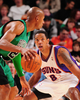 09-10NBA、フェニックス・サンズ（%%Phoenix Suns%%）対ボストン・セルティックス（%%Boston Celtics%%）。試合はサンズが116-98で勝利した、敗れたセルティックスは3連敗。写真はセルティックスのレイ・アレン（%%Ray Allen%%）とマッチアップするサンズのチャニング・フライ（%%Channing Frye%%、右）。（2009年12月30日撮影）(c)AFP/Getty Images/NBAE/Barry Gossage