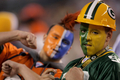 顔にペイントを施して試合を観戦するファン。(c)AFP/Getty Images Doug Pensinger